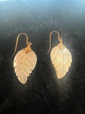 10K RL Gold Ohrringe mit einer weißen Feder Hänger/ Tropfen (J152) 