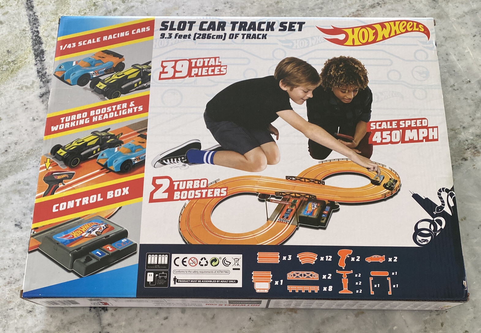 NEW Hot Wheels Track Set Slot Car 9.3 feet Scale Speed 450 MPH 2 Turbo