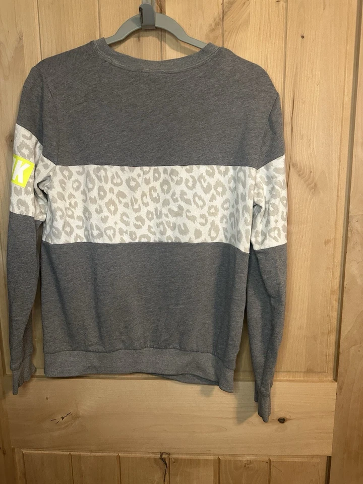 Sudadera ROSA Victoria's Secret GRIS/BLANCA Bloques de Color/Leopardo LOGO DELETREADO S Foto 4 de 4