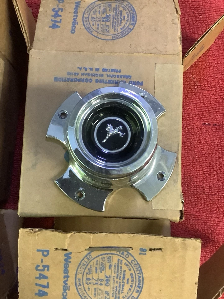 Tapacubos centrales cromados Ford Pinto Mustang II 1971-80 D3FZ-1130-A nuevo de lote Foto 4 de 4