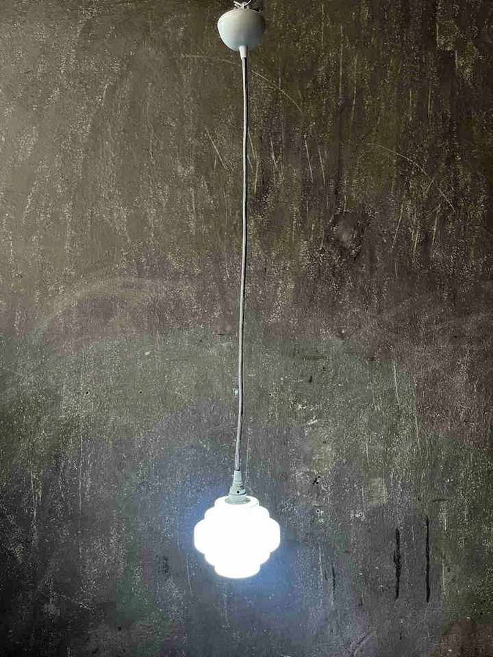 Kleine Hängelampe aus opalweißem Glas – Bauhaus ArtDeco Vintage Lampe Design - Bild 2 von 4