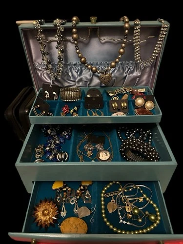 Vintage Estate Costume Jewelry Lot Retro To Estate Multi Tone Earrings Brooches