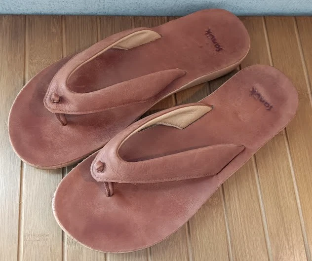 Sandalias Sanuk para mujer talla 9 chanclas de cuero marrón tostado cósmico informales cómodas  Foto 2 de 4