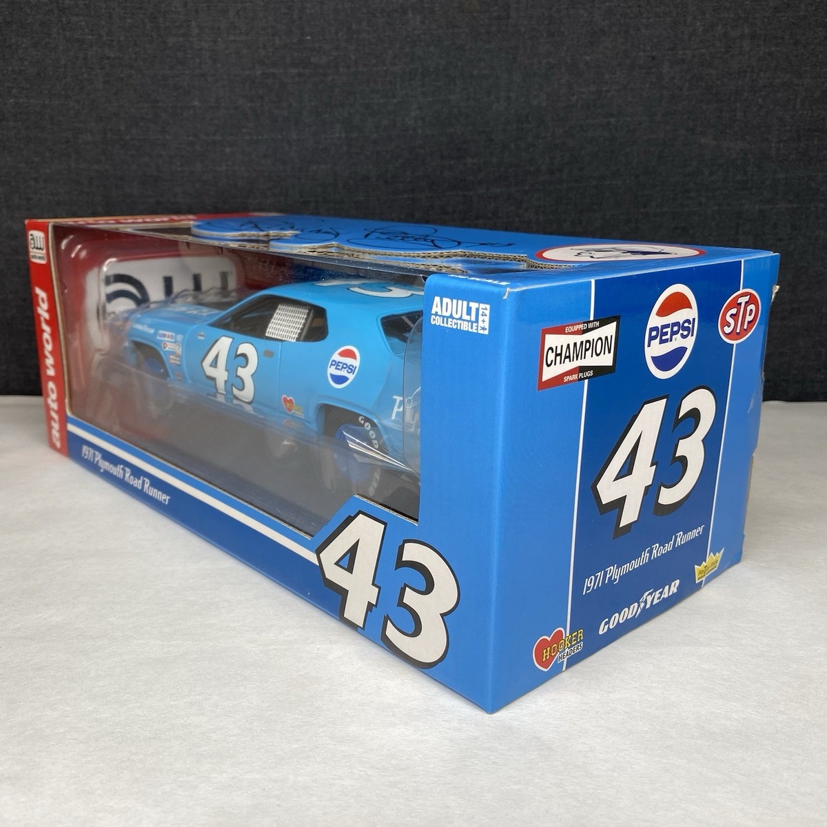 Auto World 1971 Plymouth Road Runner 426 C.I. #43 Richard Petty 1