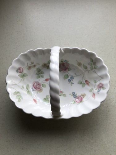 Wedgwood Basket Rosehip Basket Bone China.