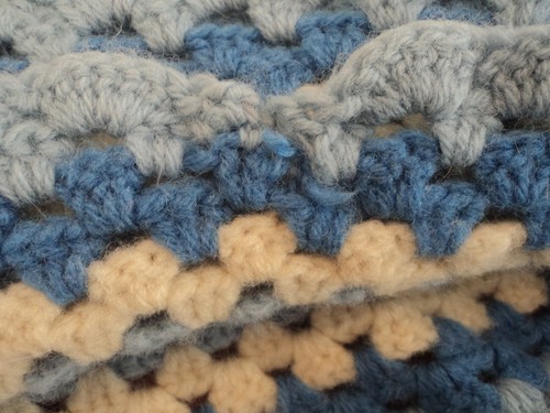 BIG SQUARE HAND KNIT/CROCHET WOOL BLUES & CREAM THROW BLANKET AFGHAN - Picture 7 of 8