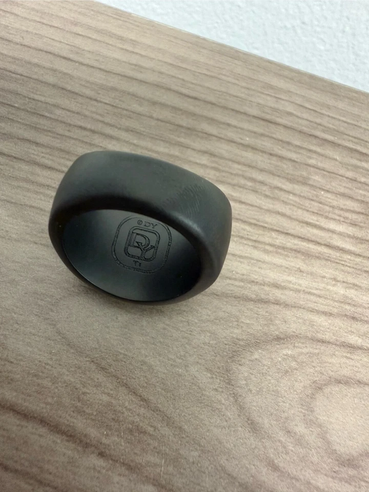 Anillo de sello de cornalina de titanio negro para hombre David Yurman talla 13,5 Foto 3 de 4