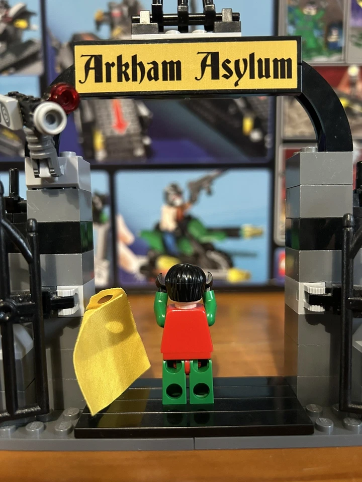 Lego Batman 7885 Robin figure from set Scuba Jet: Attack of The Penguin. 2008 - Image 3 of 4