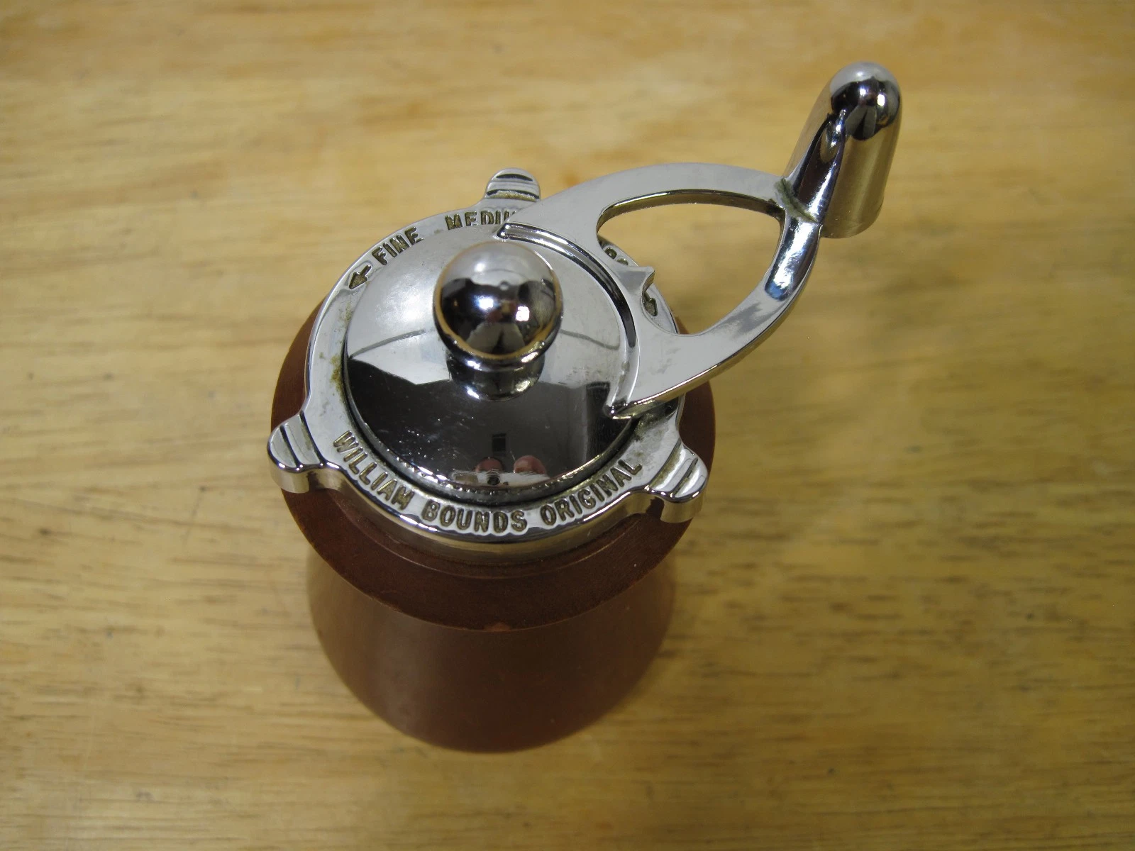 William Bounds Red Wood Adjustable Pepper Grinder Mill - Heart Handle Very NIce
Opens in a new windo