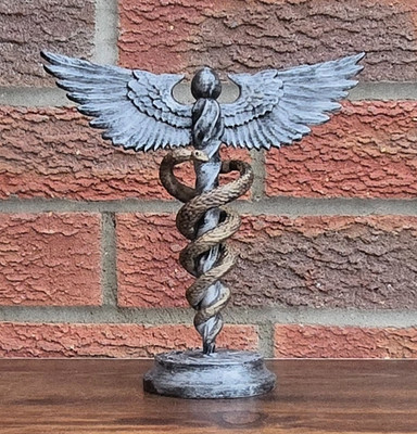 Caduceus Skulptur Gesundheitswesen Arbeiter Hommage