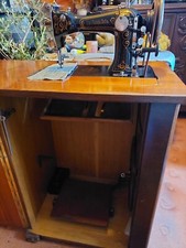 Antiker Nähmaschinenschrank mit versenkbarer mechanischer Adler Nähmaschine