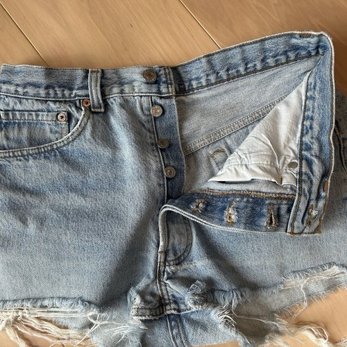 Pantaloncini jeans vintage Levi’s 501 blu denim taglio 2” cuciture interne donna vita 29” - Foto 5 di 7