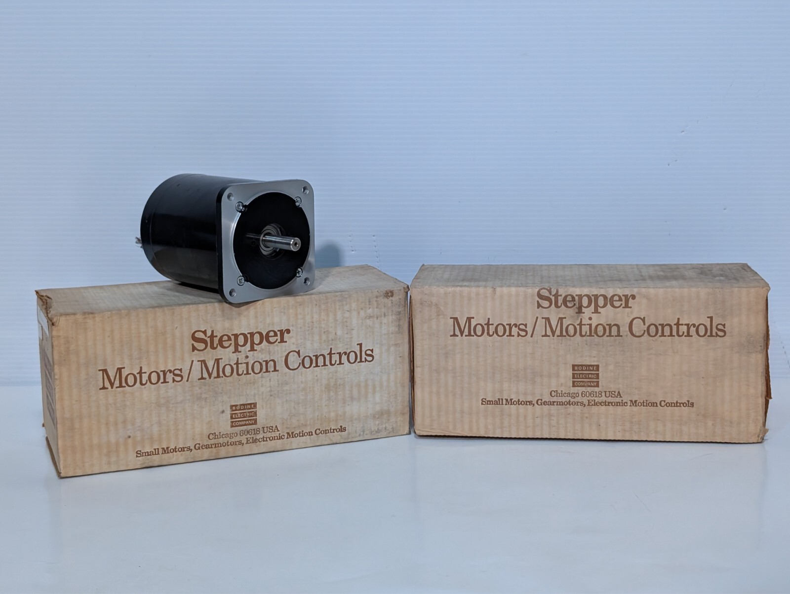 NEW Bodine 34T2BEHH DC Stepper Motor 2013FL0040 3V 4A 200 OZ-IN 200 Steps/Rev