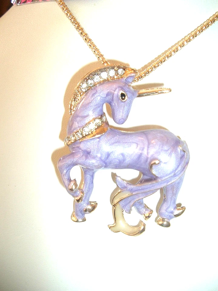 Pingente COLAR + BROCHE Betsey Johnson ESMALTE ROXO ACABAMENTO DOURADO CAVALO UNICÓRNIO - Imagem 4 de 4