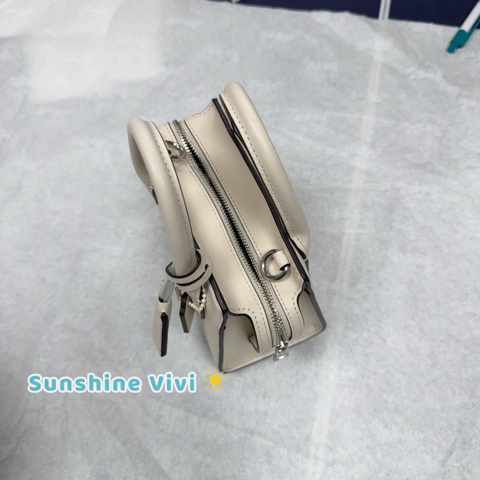 Borsa a tracolla Coach Andrea Mini nuova con etichette in raffinata pelle di vitello CO974 gesso