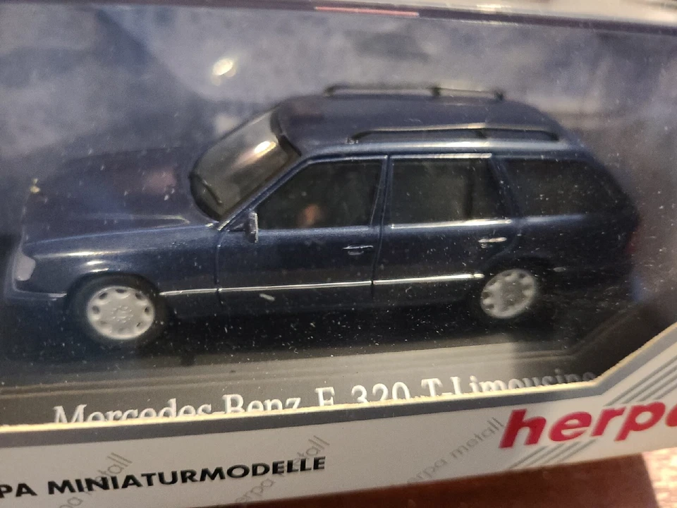 mercedes benz E 320 T limousine break 1/43 bleu metal 1/43 HERPA . - Photo 3/4