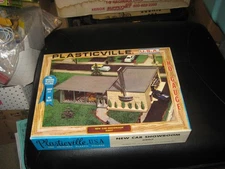 Plasticville USA #2907 New Car Showroom, HO Scale-In Box-Gray Roof/White Walls
