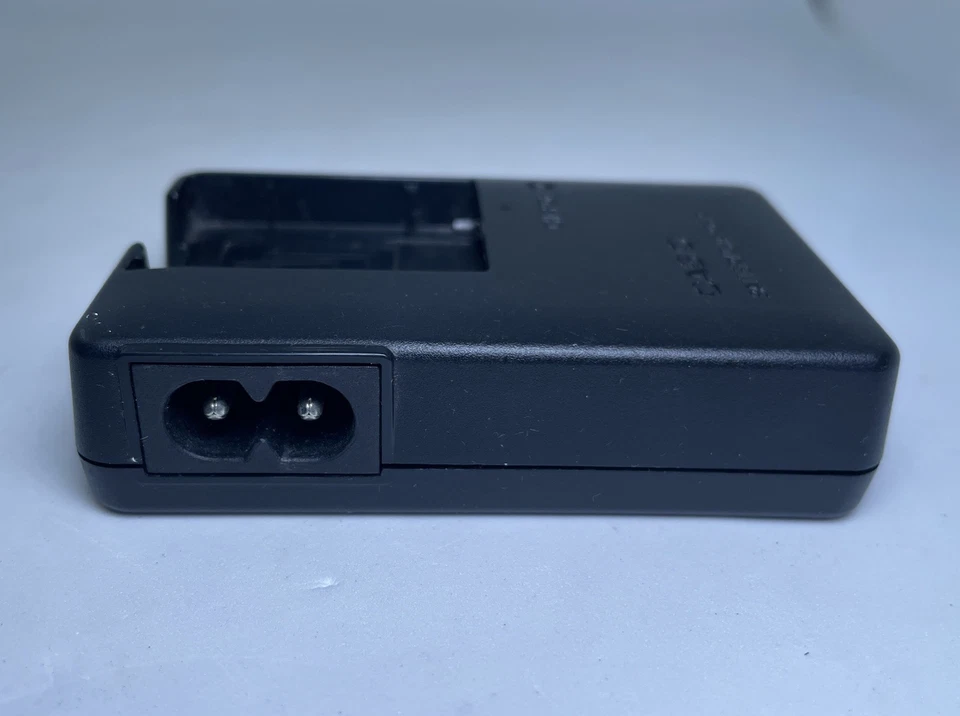 Cargador de batería Casio BC-80L usado solo unidad para cámaras digitales Foto 2 de 3