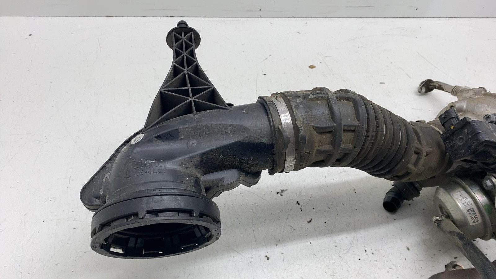 ⭕ 14-24 Maserati Ghibli Right Turbocharger Manifold Air Cleaner Duct Intake Hose