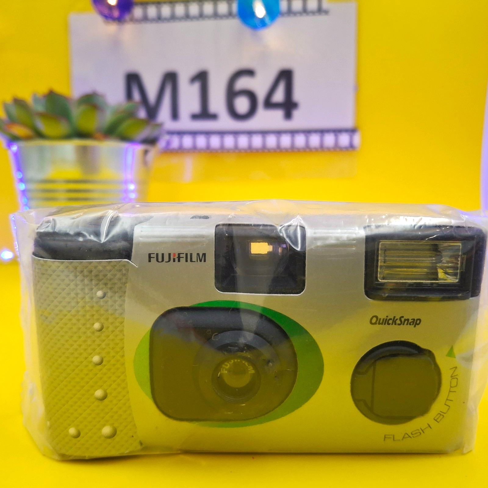 FUJIFILM Quicksnap Disposable Single Use Camera. Expired 2009-11. Sealed. refbj
