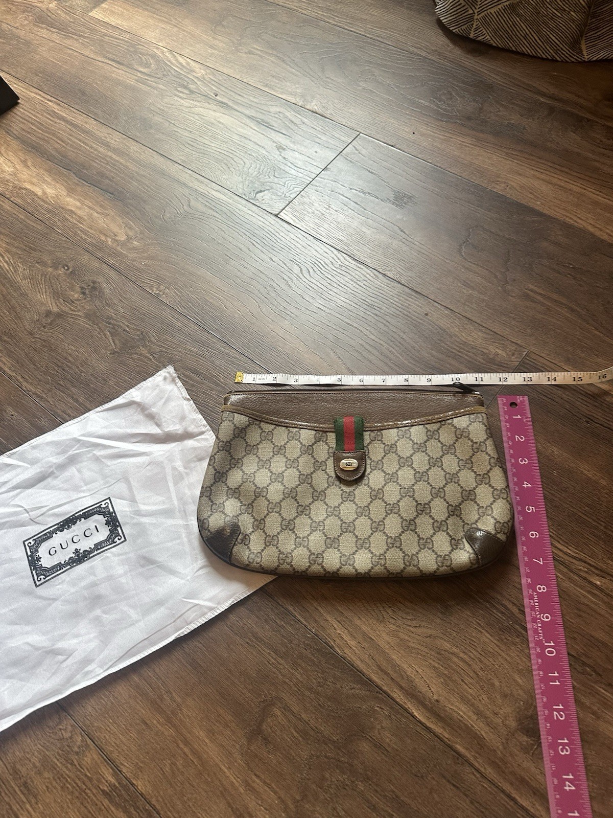 Authentic Gucci Supreme Vintage Crossbody Bag in Classic Design