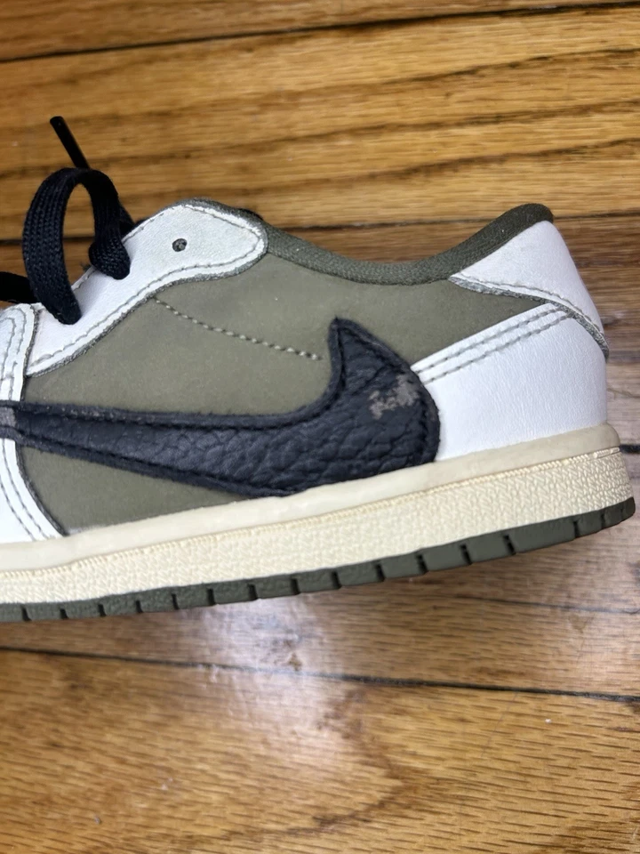 Travis Scott Jordan 1 mediano oliva talla 10c niño pequeño  Foto 4 de 4