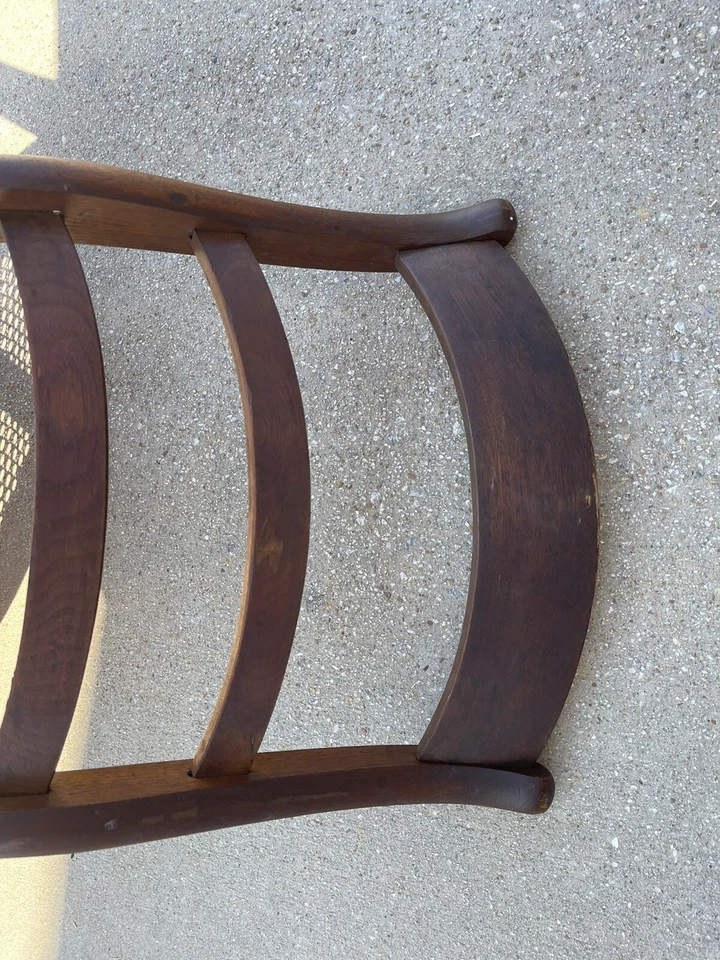 Silla antigua con respaldo alto de madera con asiento de caña de nogal oscuro Foto 4 de 4