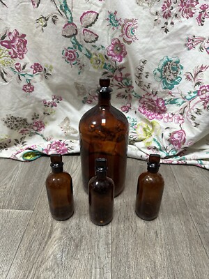 4 braune Apothekenflaschen mit Stopfen - 1 große Flasche & 3 kleine Flaschen