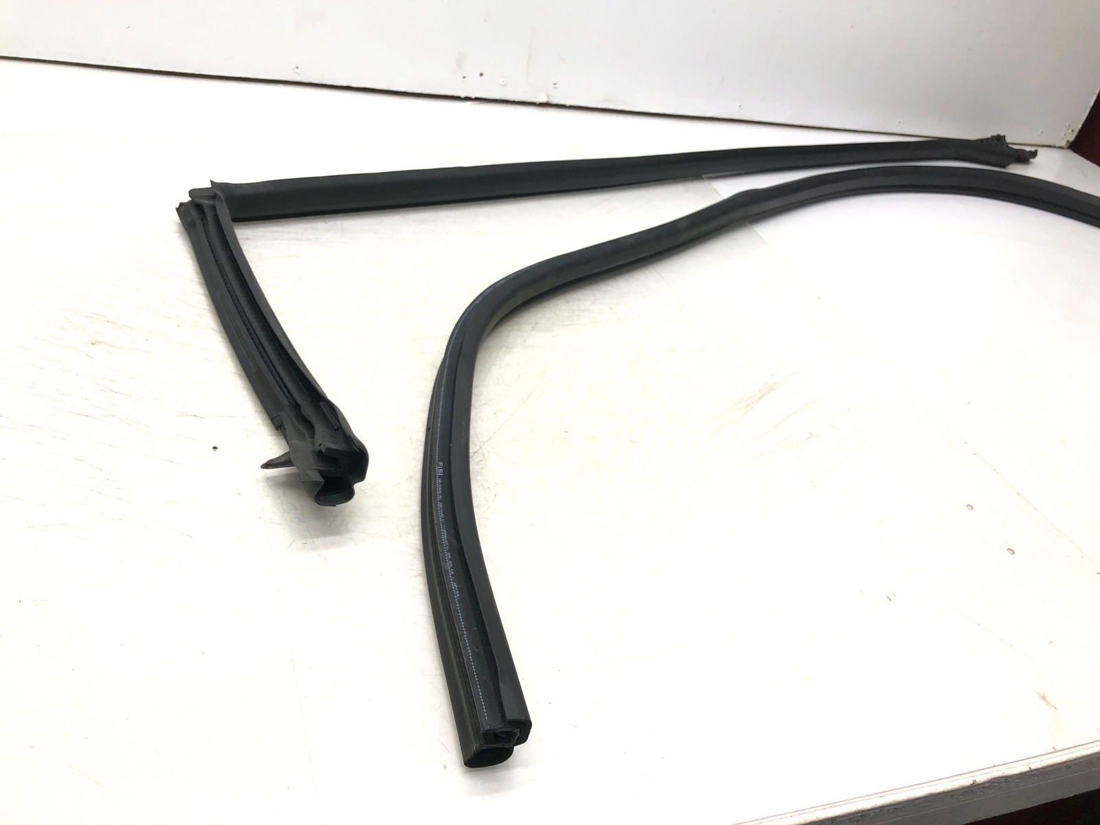 2017-2020 FERRARI GTC4LUSSO LEFT FRONT DOOR BODY WEATHER STRIP SEAL SET OEM