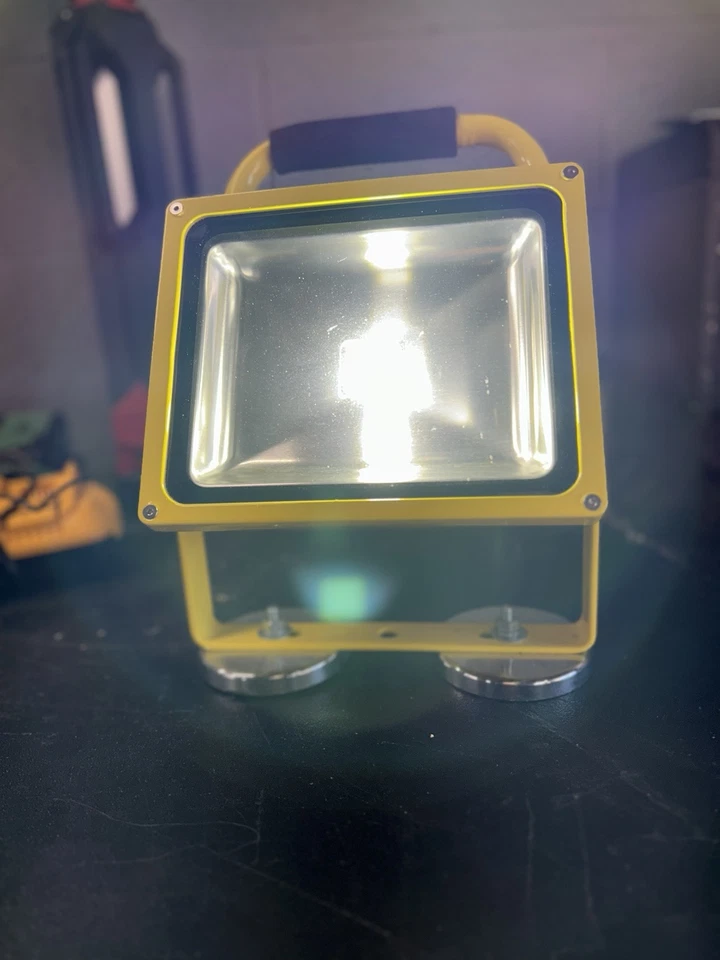 Lind Equipment LE965LEDC-MAG Reflector LED recargable con montaje magnético 3K LUM Foto 2 de 4