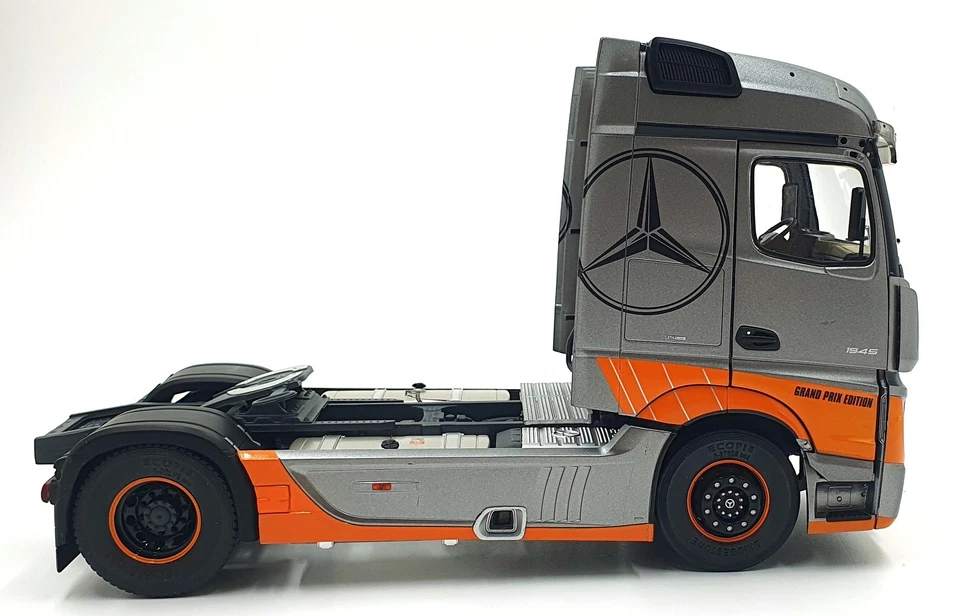 Solido 1/24 Scale S2400202 2019 Mercedes Actros Grand Prix Edition Truck Silver - Image 3 of 4