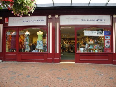 Foto A3 Devon Air Ambulance Trust Charity Shop, 21-22, Marktspaziergang, Tiv c2014
