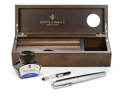 Füllhalter Diplomat Excellence A2 guillochiert Chrom mit Tinte u. Etui aus Holz