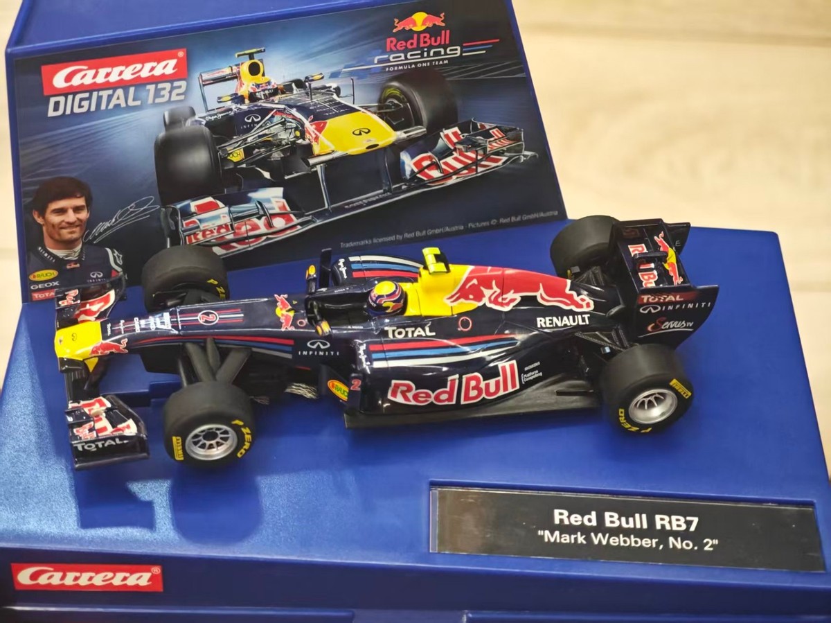 Carrera D132 30629 Red Bull RB7 2011 F1 champion Mark Webber, No.2