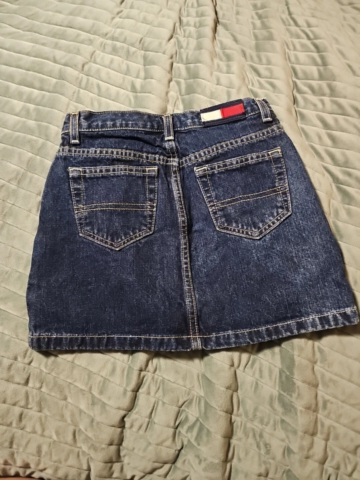Tommy Hilfiger 女孩牛仔裙 7 码时髦迷你裙二手状况完好。  — 第 3/4 张图片