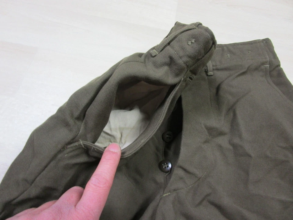 Pantalones chinos de colección de los años 40 de la Segunda Guerra Mundial 27x29,5 verde del ejército de Estados Unidos con botones Foto 3 de 4
