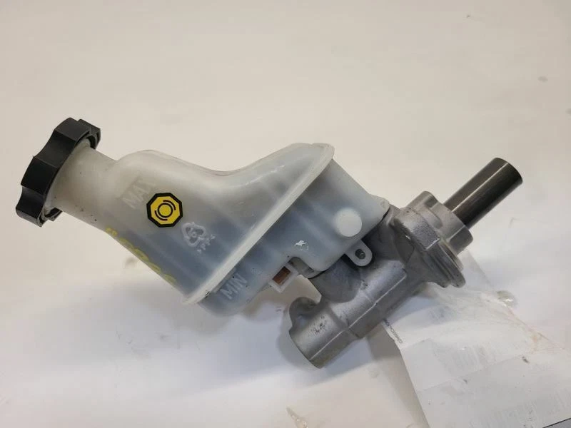 Cilindro maestro de freno KIA SORENTO 2011-2013 2,4 L AT Foto 3 de 4