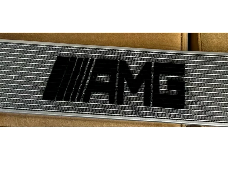 Plantilla con logotipo AMG para intercooler o radiador - Plantilla de pintura en aerosol Mercedes AMG Foto 2 de 4