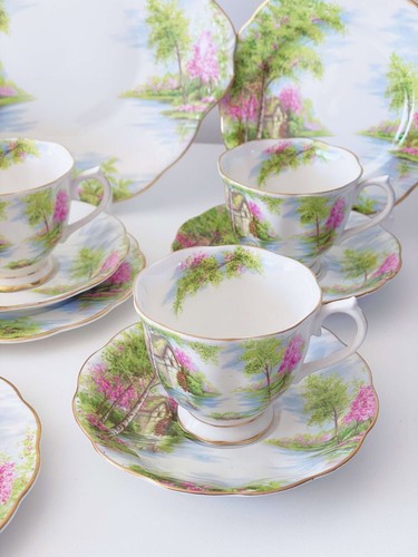 Royal Albert The Old Mill tea set for four, vintage pink and green first quality - Picture 3 of 7