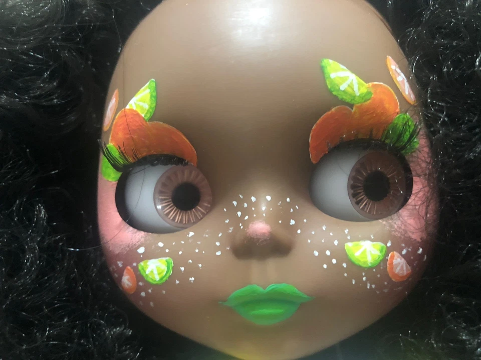Muñeca Blythe Personalizada Piel Negra, Cabello Afro Negro Cara Panteada a Mano con Botas de Traje Foto 3 de 4