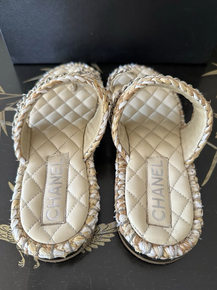 Chanel Crema Rafia Tweed CC Cadena Logo Mula Correa Deslizable Sandalia Plana 37 Foto 2 de 4