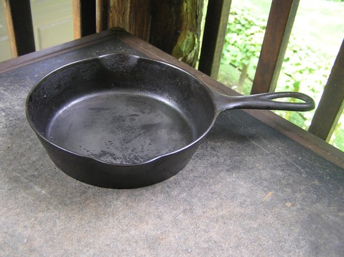 Wagner ware Sydney 0 No. 4-B skillet with smoke ring