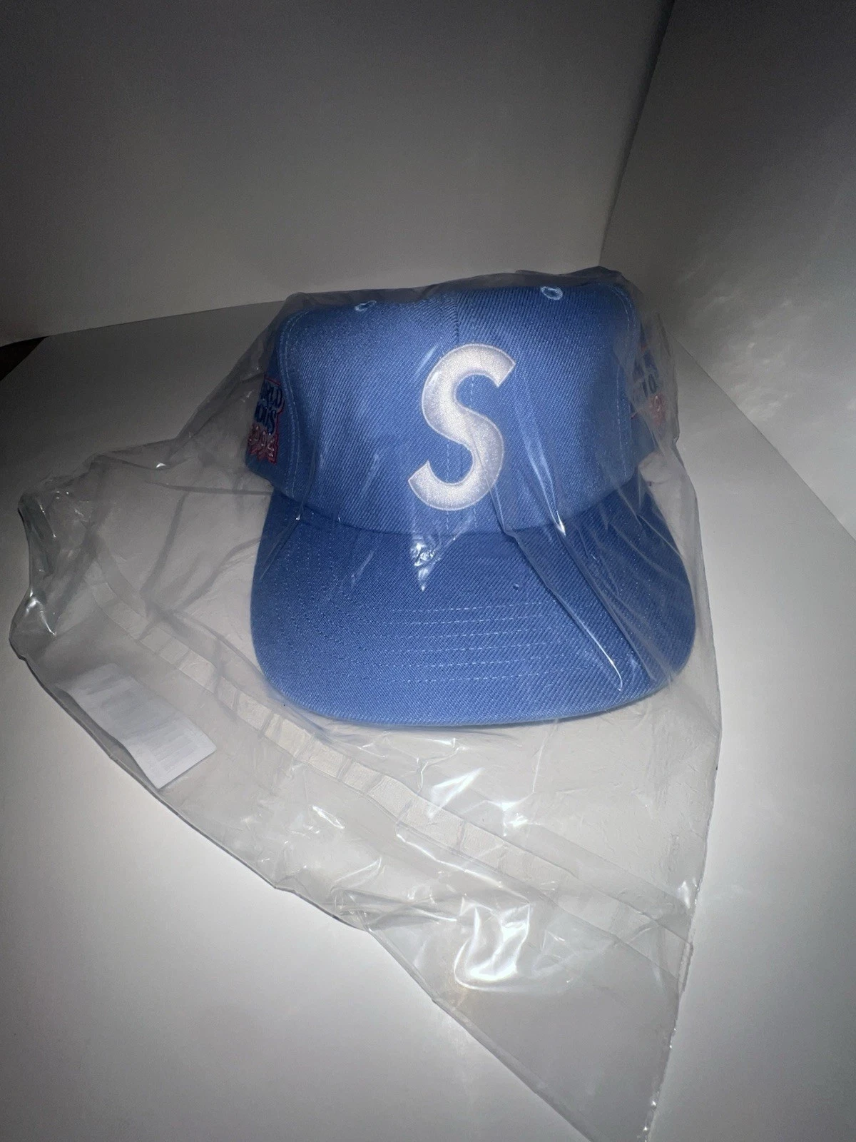 Supreme   Logo World Famous S   6 panneaux   Bleu   SS25   ÉPUISÉ 