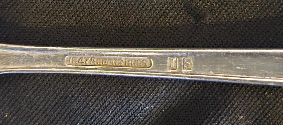 7 tenedores de ensalada de colección 1847 Rogers Bros Is "First Love" utensilios plateados. Foto 4 de 4