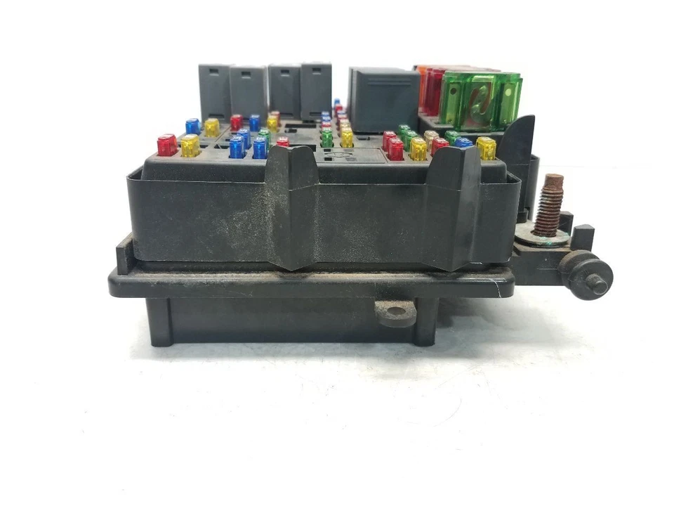 1999 GMC Yukon XL 1500 (4.8L / AT / 4WD) Engine Fuse Box  - Image 4 of 4