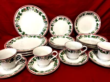Lynns Fine China St. Maria Christmas Holly 20 Piece Set (4 Place Settings)