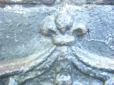 Ancienne Plaque De Cheminée En Fonte - XIXe Siècle - Décor Blason Et Fleurs De Lys