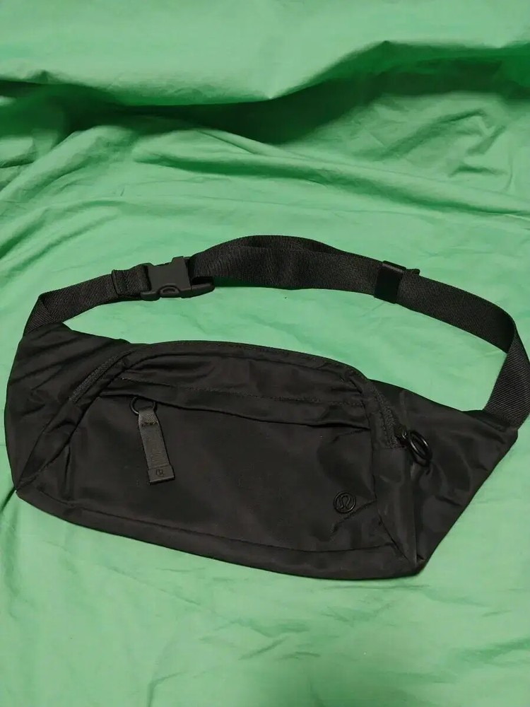 Lululemon Crossbody Bag in Trendy Hip Color Lululemon Crossbody Bag in Trendy Hip Color