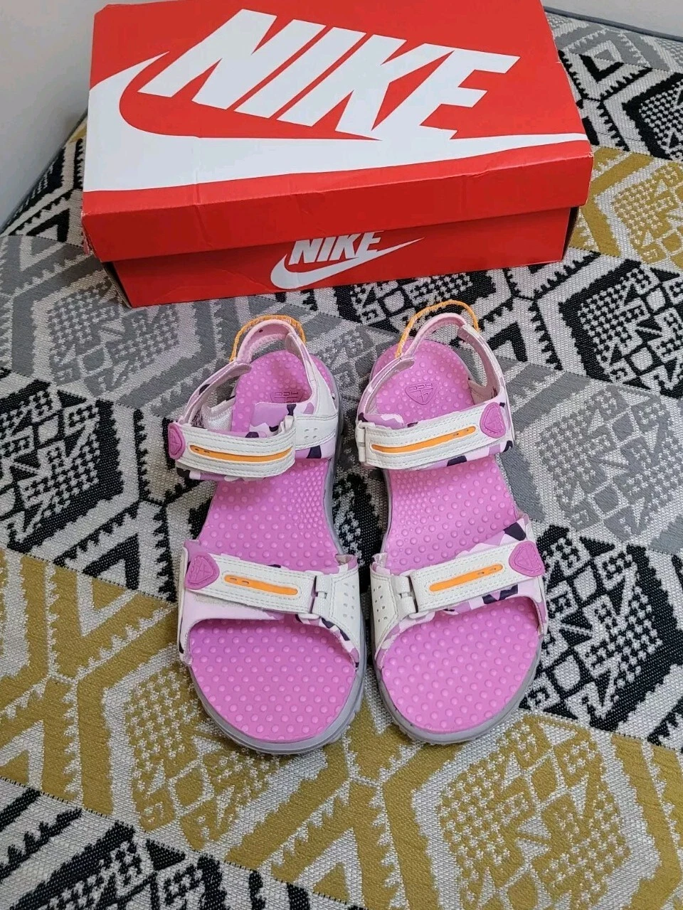 Sandali da passeggio Nike ACG regolabili indossati due volte più grandi per ragazze taglia 5 5