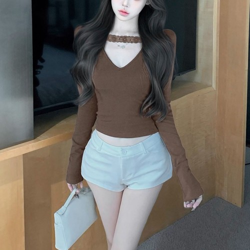 Trendiges Damen Crop Strick Top mit femininem V-Ausschnitt und Spitzenarbeit - Bild 8 von 40